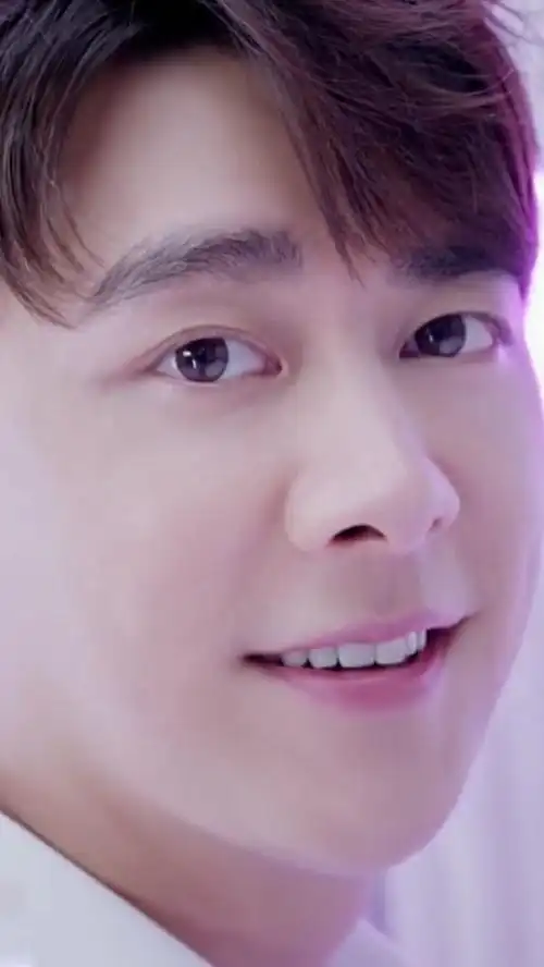 满脸笑容的李易峰有没有心动@{uid:1502349662339070,nick:经