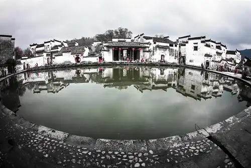 宏村老百姓称月塘,建于明永乐年间(公元1403年--1424年),呈半月形池塘