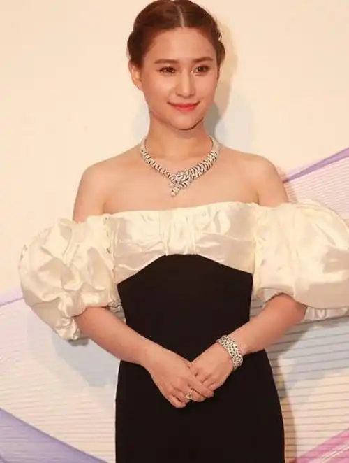 "赌王千金"何超莲:拒绝霍启山错爱吴克群,当街被窦骁黑脸怒甩