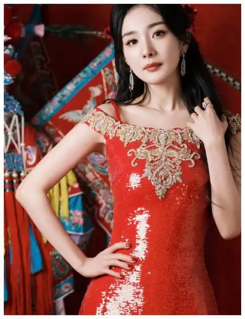 杨幂央视春晚新中式旗袍造型美艳红簪点缀