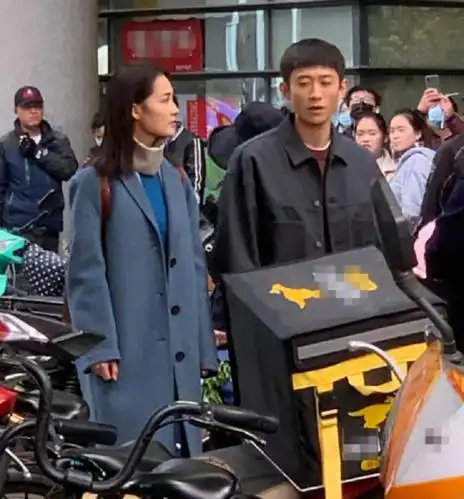 张一山懒理绯闻风波,和李沁现身北京街头,牵手拍戏画面十分甜蜜