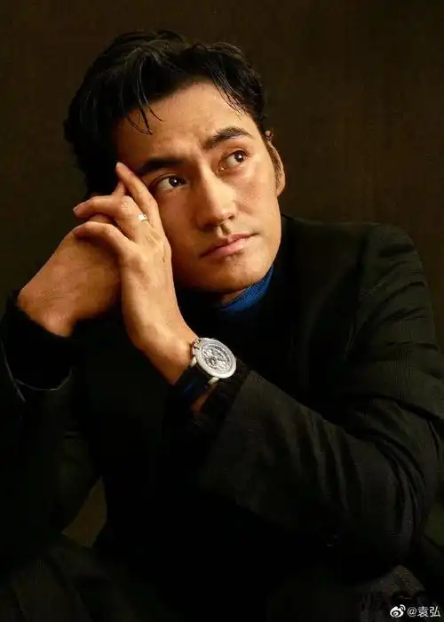 照片中袁弘的八块腹肌清晰可见,初生的人形生物需要肢体和肉体展现,看