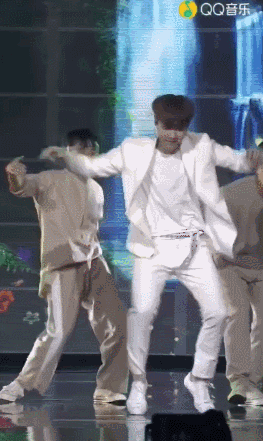张艺兴抖腿舞惊到红雷哥找人battle陈伟霆易烊千玺都有厉害舞功可背后