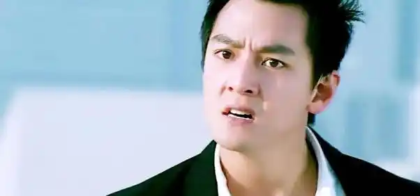 吴彦祖携妻女回国度暑假!45岁妻子素颜显老年,10岁女儿样貌抢镜