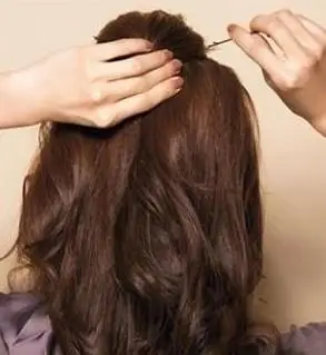 女生中卷发怎么扎好看 时尚中卷发扎法教程_卷发发型_西子美发网