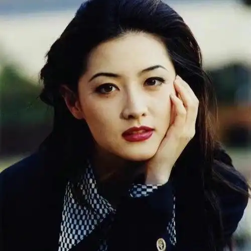 51岁的李英爱太显年轻,有人夸赞,有人不服:"岁月不败有钱人"