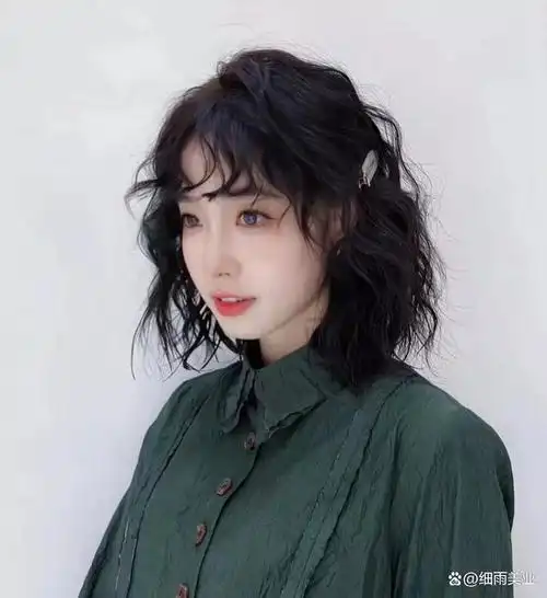 的洋气,带有港风的气息,非常有甜美的感觉,整体有层次感的发型设计