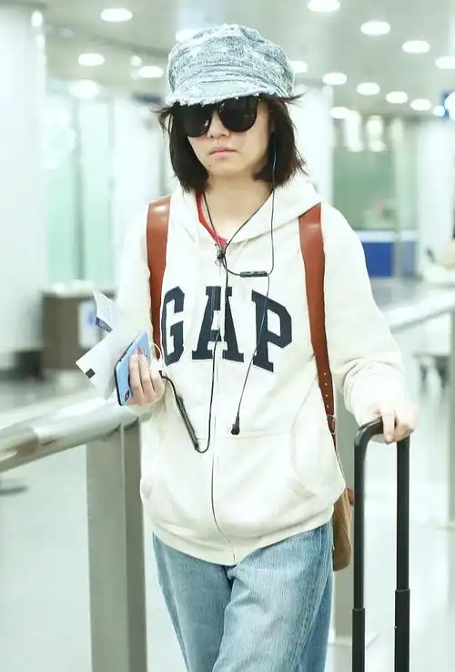 "金像影后"春夏全素颜亮相显好气色 梳减龄娃娃头比v秀可爱一面