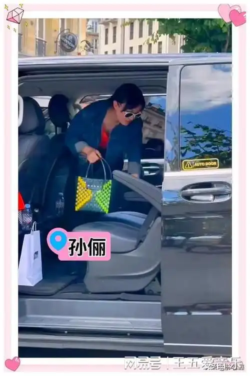 邓超孙俪一家现身巴黎,邓超与小花手牵手父爱满满,等等又长高了