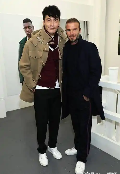 性感大叔胡兵,时装周帅到没朋友男人味十足,跟刘雯组最强cp组合
