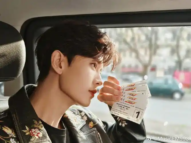 任嘉伦米兰炸街随拍##任嘉伦绣花皮衣