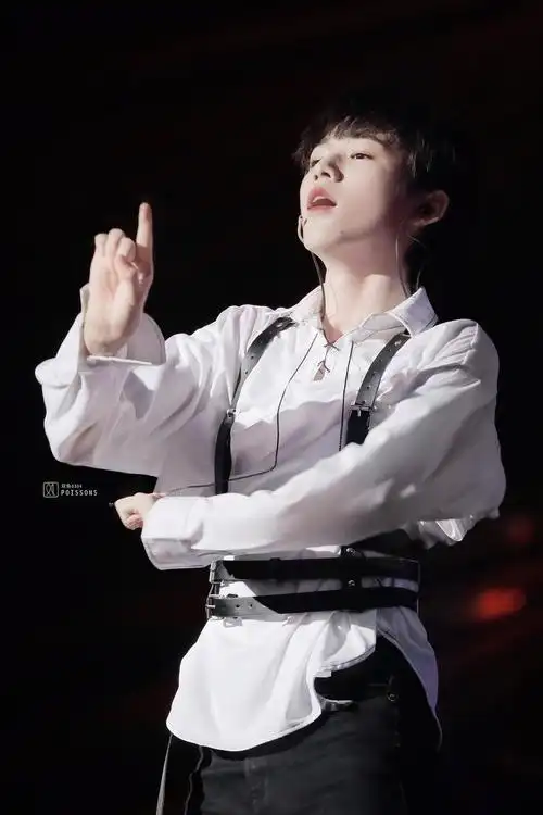 靓仔身高绝佳比例宽肩细腰大长腿撕漫男本男宋亚轩身材