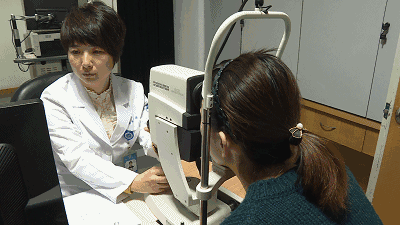 糟心妹子2600度近视贴脸看手机看人自带马赛克做完这个手术视力狂飙至