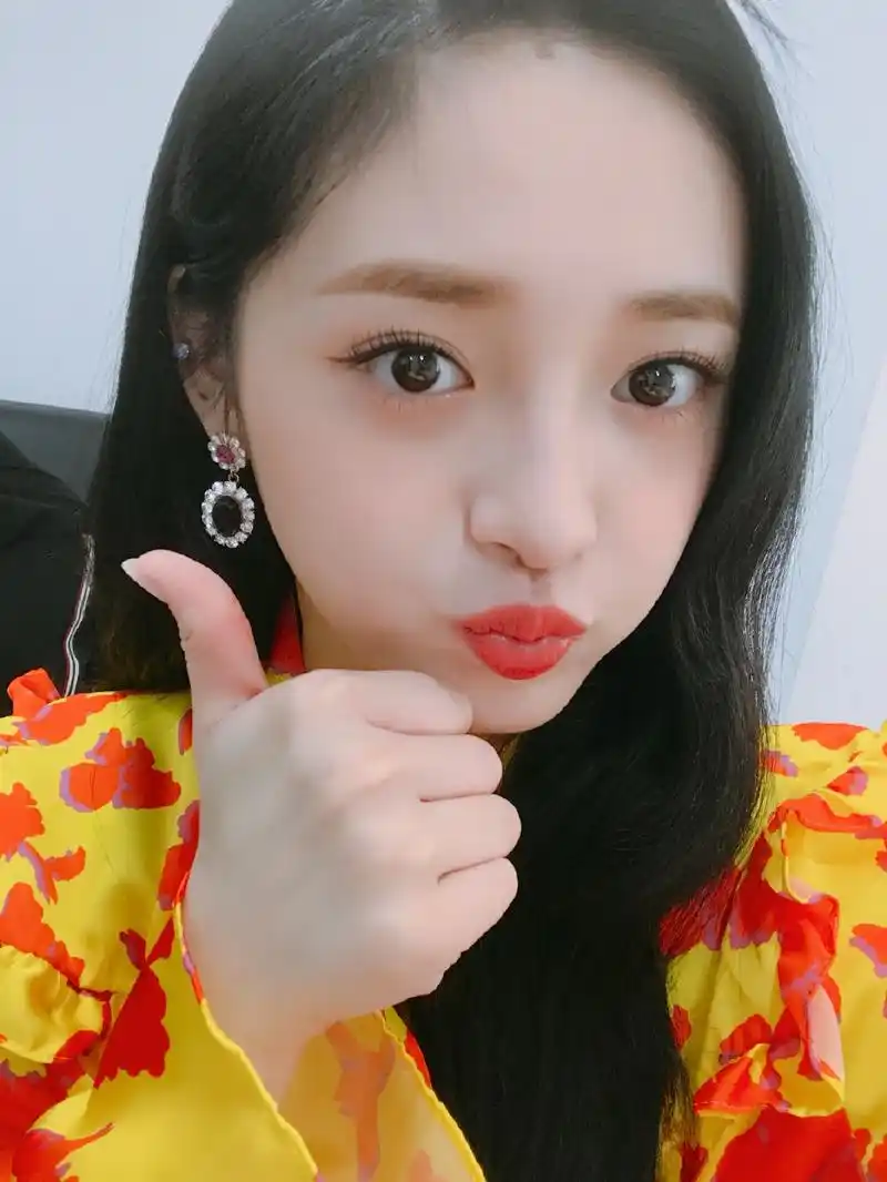周洁琼嘟嘴卖萌性感自拍照图片