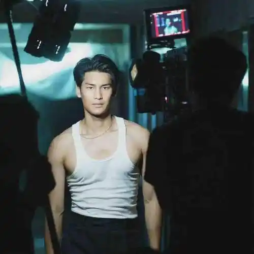 何润东晒出游照,穿白色背心秀壮硕肌肉,网友:男演员都给我卷起来_身材