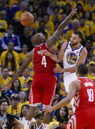golden state warriors guard stephen curry (30) makes a pass