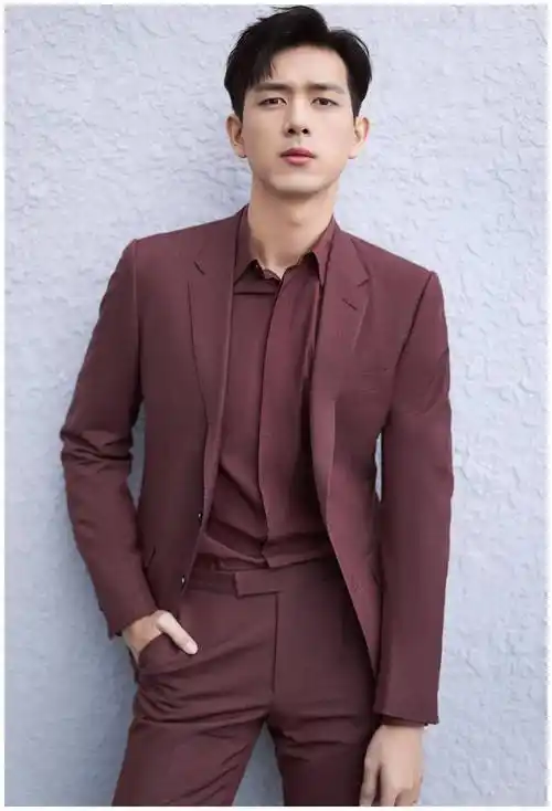 原创李现最新大片上线身穿酒红色西服套装哈气比心秒变憨憨
