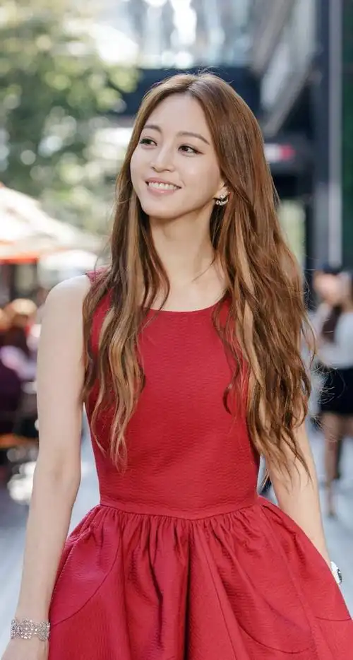 出生于美国洛杉矶的韩国女演员韩艺瑟