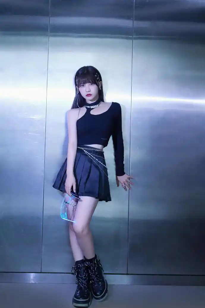 组图:赖美云《向前冲》未来感造型写真 化身赛博朋克摩登女郎