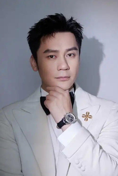 李晨超话#北影节开幕红毯#@李晨一席白色西装礼服亮相参加第十三届