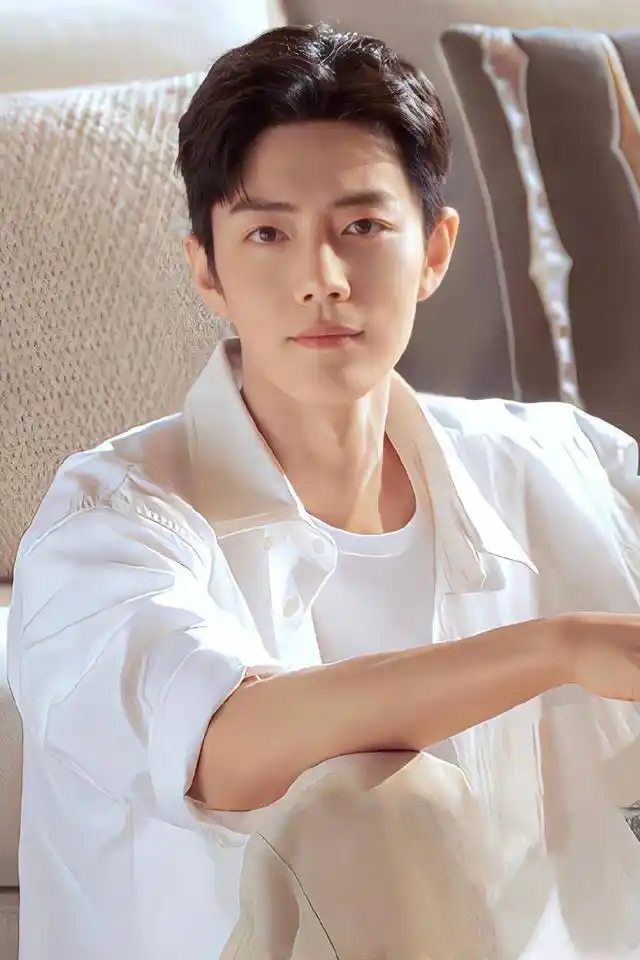 肖战骄阳伴我白衬衫路透来了,糊图都挡不住的帅气