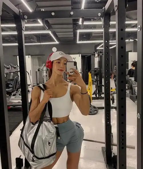 韩国高水平健身美女!体脂低到胳膊上青筋露出!