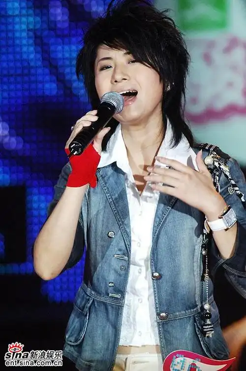 图文:超女总决赛10进8 尚雯婕深情演绎英文歌