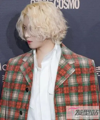 男生适合烫哪种发型波浪卷发时髦灵动显脸小