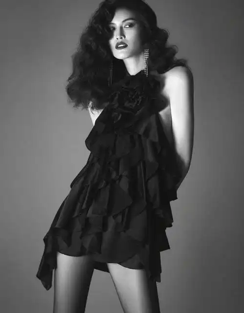 首页 图片大全 明星 超模何穗时尚杂志封面写真图片 (1/ 6) 2017-09