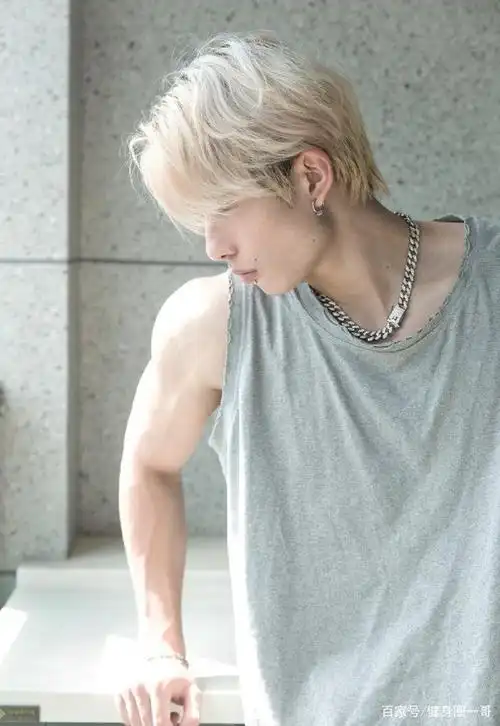 钟爱古典健美,撸铁锻造出饱满胸肌和健硕二头肌,穿搭时尚有型!