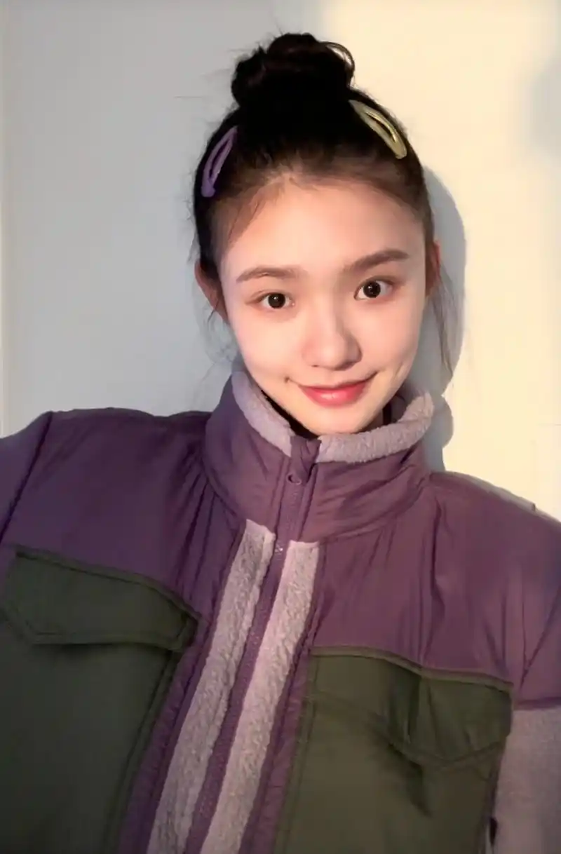 林允分享日常自拍清新可人,她本身就带着几分学生感,梳了丸子头,化