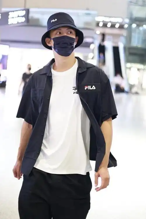 黄景瑜气场太足,穿白t搭黑色短衬衫,手臂青筋暴起男子气概爆棚|短裤|t