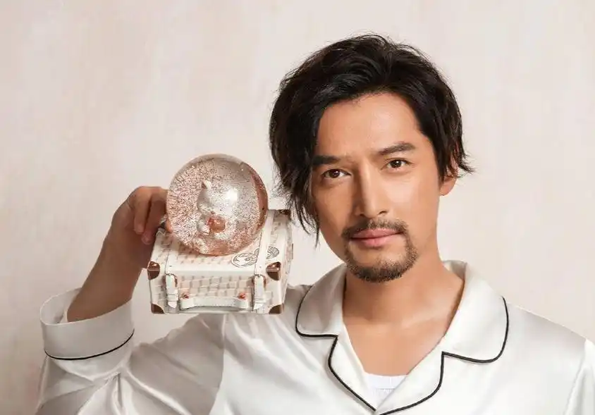 胡歌,作为无数网友的童年男神,他的颜值自然是英俊潇洒.