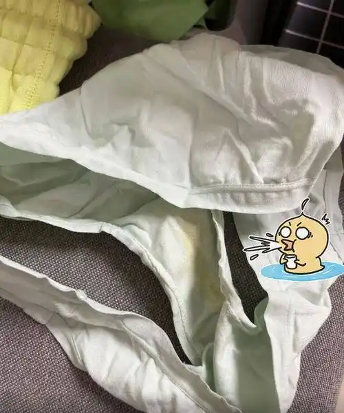 女子网购短裤,竟从中掉出被人穿过的内裤,上面有恶心的黄色污渍