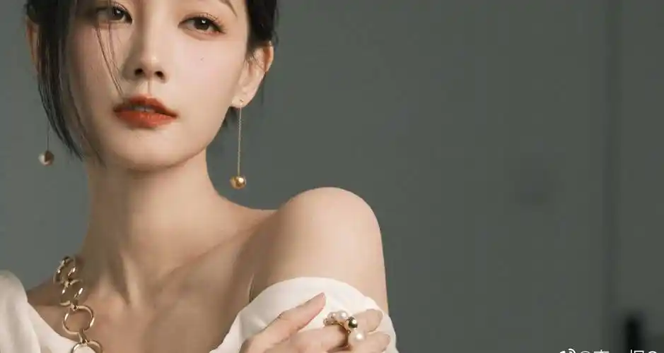 李一桐一字斜肩连衣裙写真_锁骨_裙子_气质