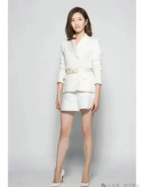 职业装的江疏影从头到jio白到发光