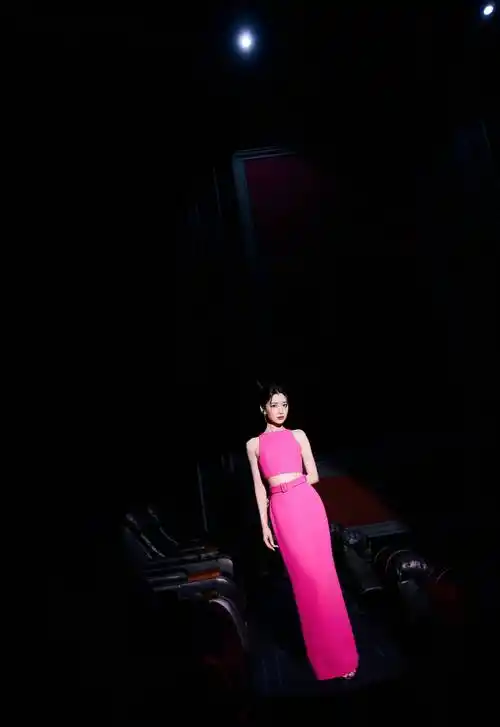 毛晓彤红色包臀长裙时尚写真_美的_大片_网友