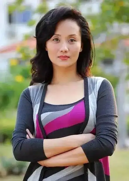 51岁上海演员李颖从模特到演员凭演技走红如今依旧知性优雅