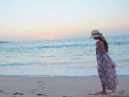 就默默地许下愿望以后一定和最爱的人一起牵手漫步在这金色的沙滩上