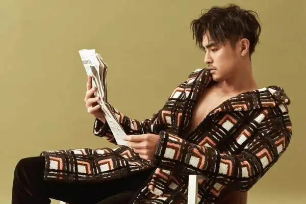 明道变雅痞型男 深情眼神超电 大衣内还「邪恶脱掉」