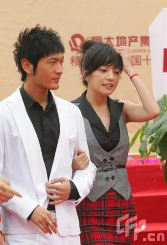 赵薇为黄晓明细心抹汗整理衣服 动作亲密俨如女友