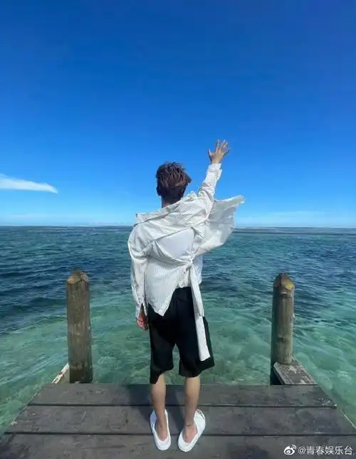 黄明昊出道五周年明信片##黄明昊背影照