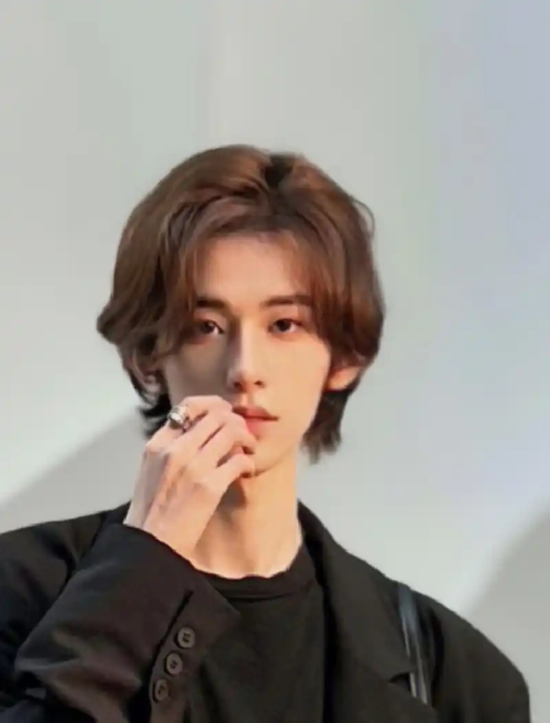 菱形脸男生适合什么发型 兄弟们我相信大部分菱形脸男生去理发店剪的