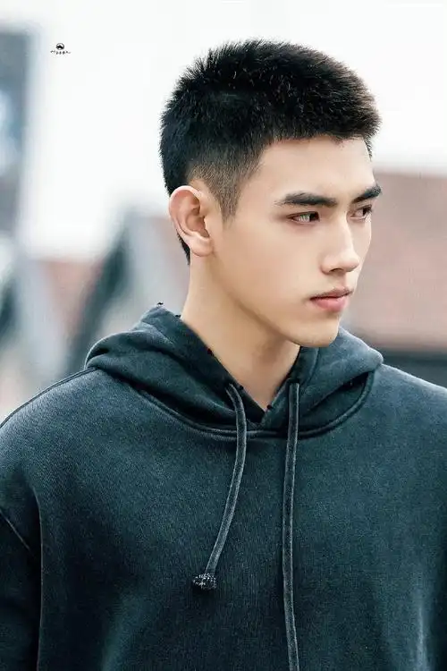 陈飞宇李峋寸头造型饭拍图