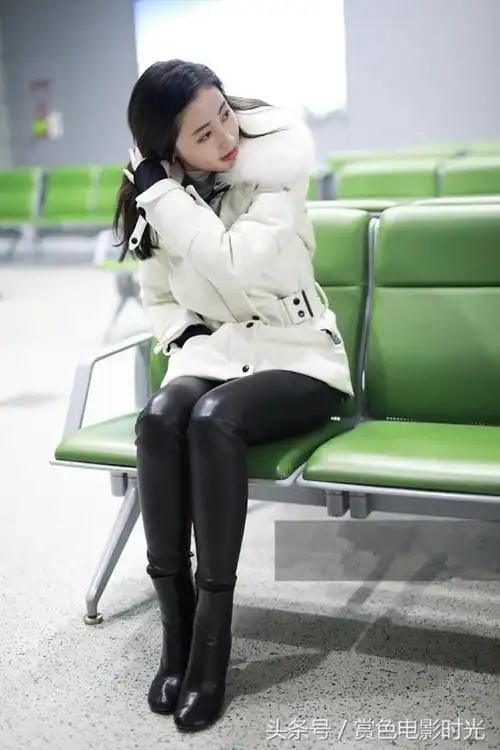 张天爱皮裤张天爱穿白色棉服搭配黑色皮裤现身