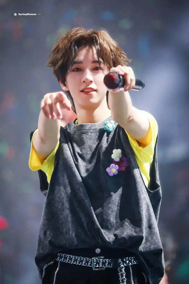 贺峻霖 存个图#演唱会 #神图 - 抖音