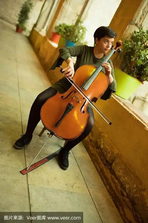 年轻女子拉大提琴