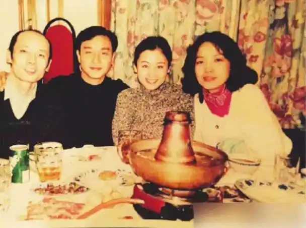 1995年,葛优和张国荣这张合照,中间那个女孩堪称惊艳了一个时代_陈红