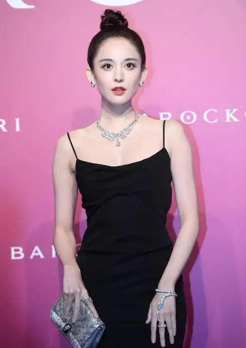 古力娜扎有多美,穿黑色吊带裙腰间大方典雅,好身材让人羡慕