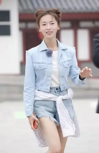 吴谨言v字型超短裤配6千9的鞋,真实腿型被吐槽:小腿肌肉发达